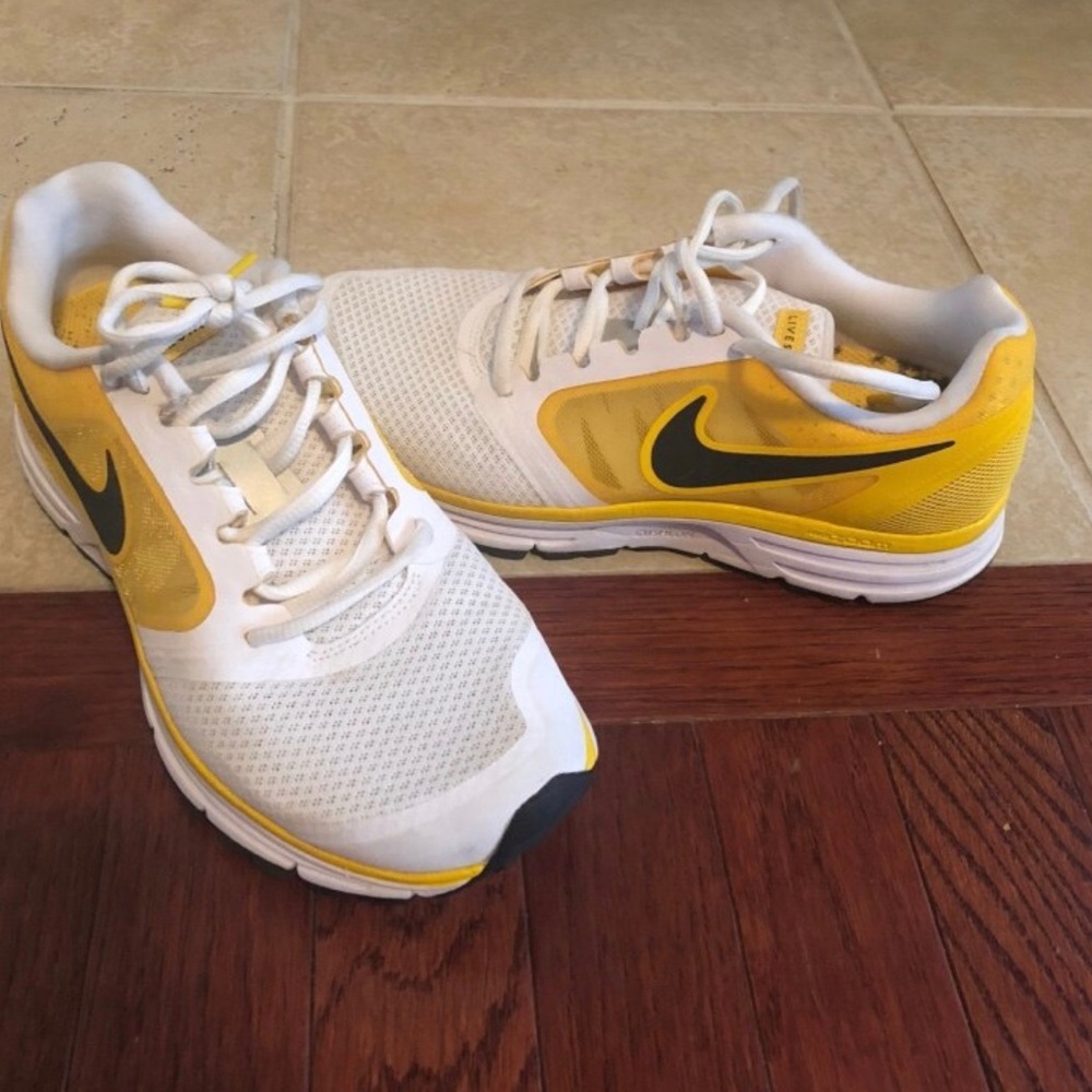 Size 7 Nike Women shoe